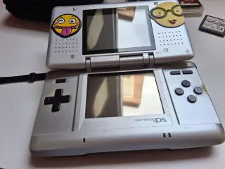 Consola Nintendo DS 2004 con juegos y accesorios.