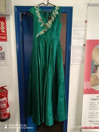 Vestido de fiesta verde con pedrería