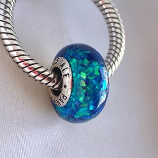 CHARM MURANO OPALESCENTE VERDE Y AZUL