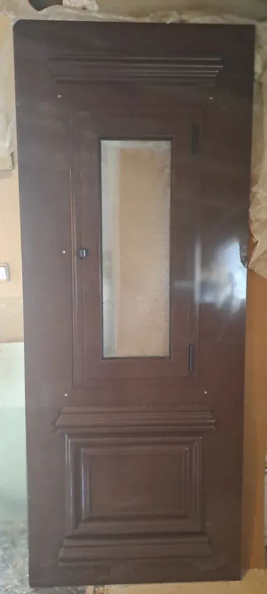 Panel de puerta marrón con ventana