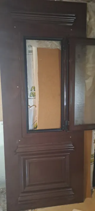 Panel de puerta marrón con ventana