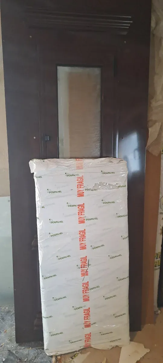 Panel de puerta marrón con ventana