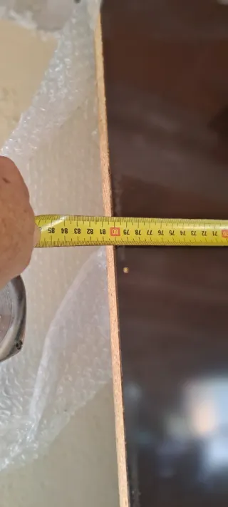 Panel de puerta marrón con ventana