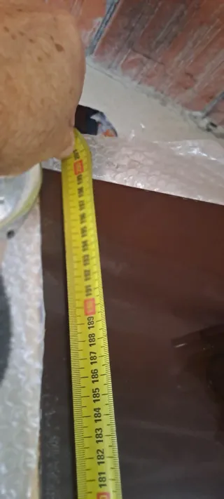 Panel de puerta marrón con ventana