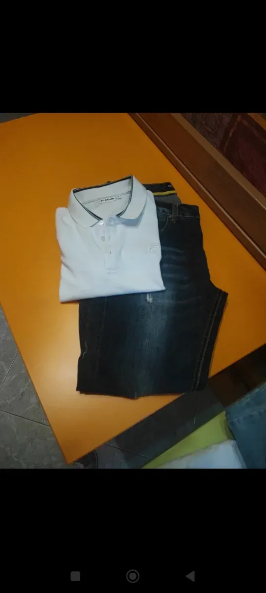 Completo uomo: polo bianco e jeans