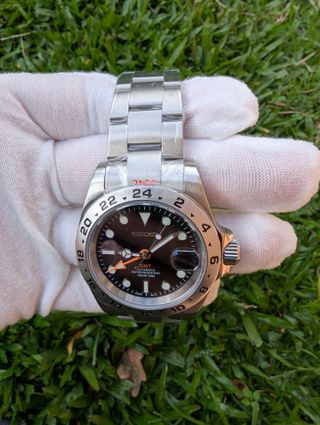 Reloj Seiko Mod Explorer II GMT Negro Naranja