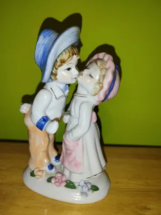Figura porcelana niños besándose antigua