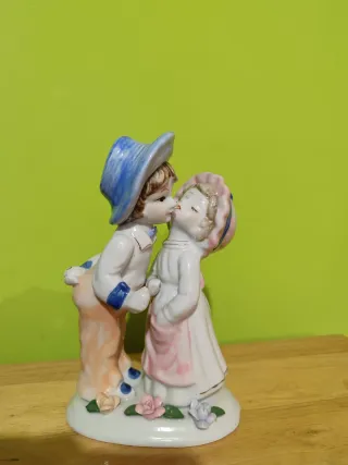Figura porcelana niños besándose antigua