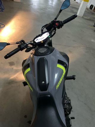 Yamaha MT-07 Gris y Amarillo