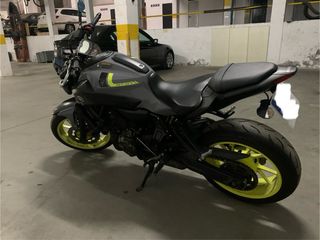 Yamaha MT-07 Gris y Amarillo