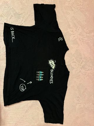 Camiseta negra con estampado