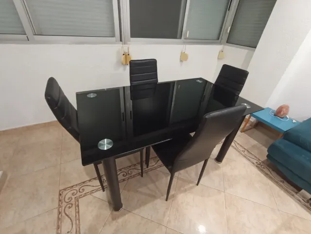 Mesa Comedor Cristal Negra y 4 Sillas
