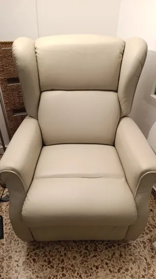 Sillón eléctrico de piel beige