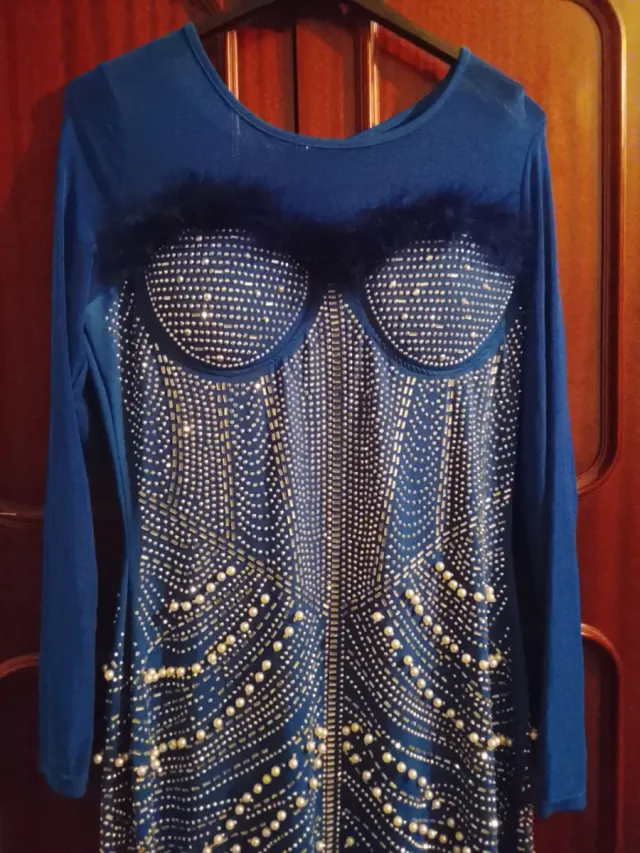 Vestido fiesta pedrería y plumas azul