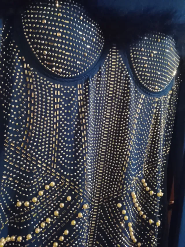 Vestido fiesta pedrería y plumas azul