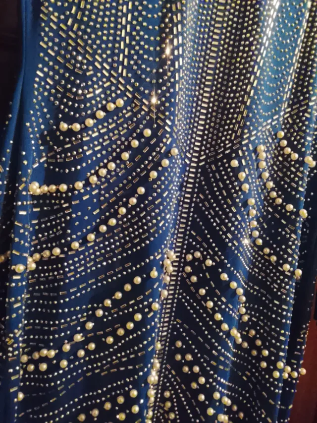 Vestido fiesta pedrería y plumas azul