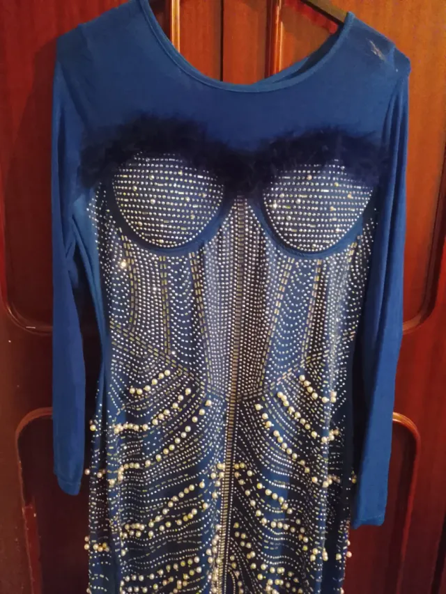 Vestido fiesta pedrería y plumas azul