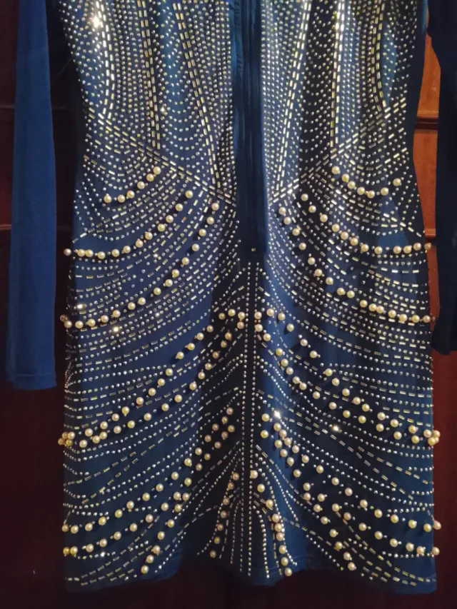 Vestido fiesta pedrería y plumas azul
