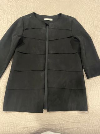 Chaqueta negra con diseño de capas