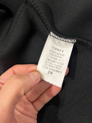 Chaqueta negra con diseño de capas