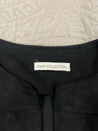 Chaqueta negra con diseño de capas