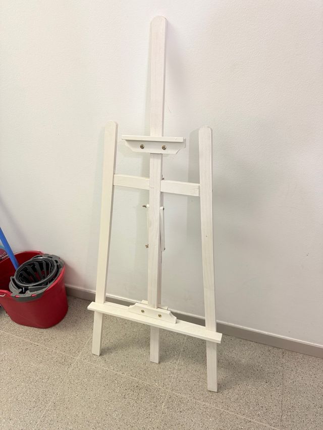 Caballete de madera blanco