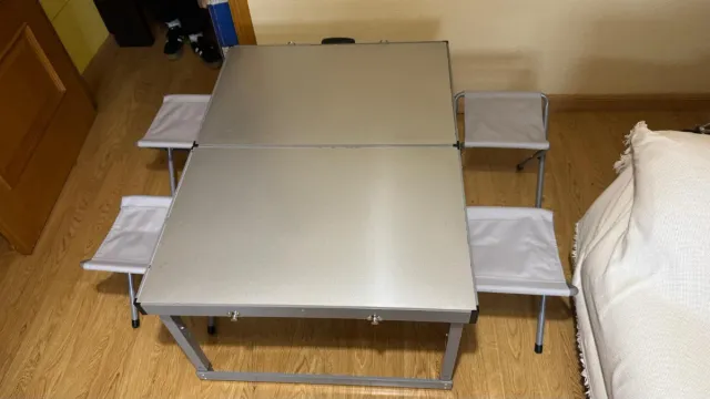 Mesa plegable aluminio con 4 sillas