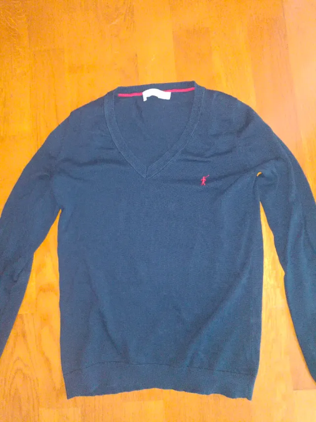 Suéter azul marino cuello pico