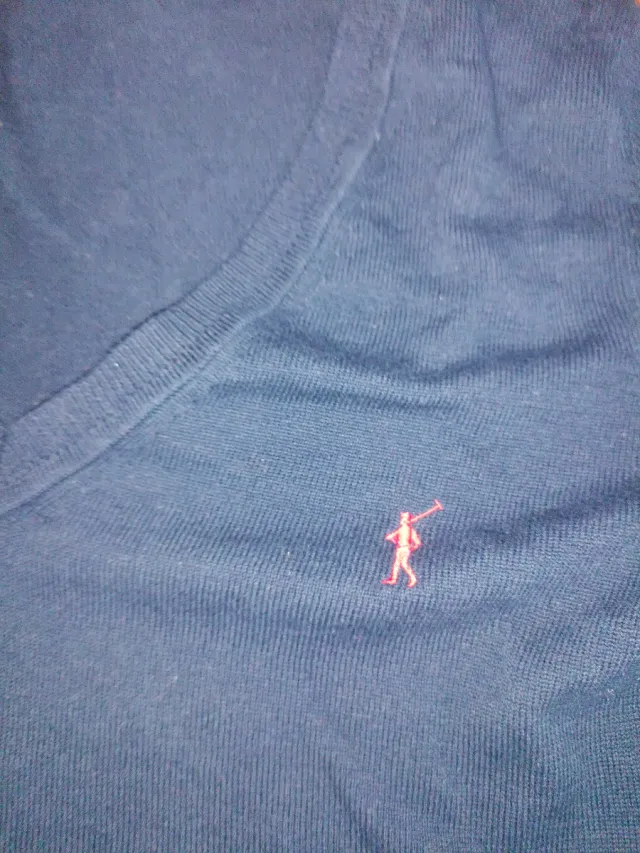 Suéter azul marino cuello pico