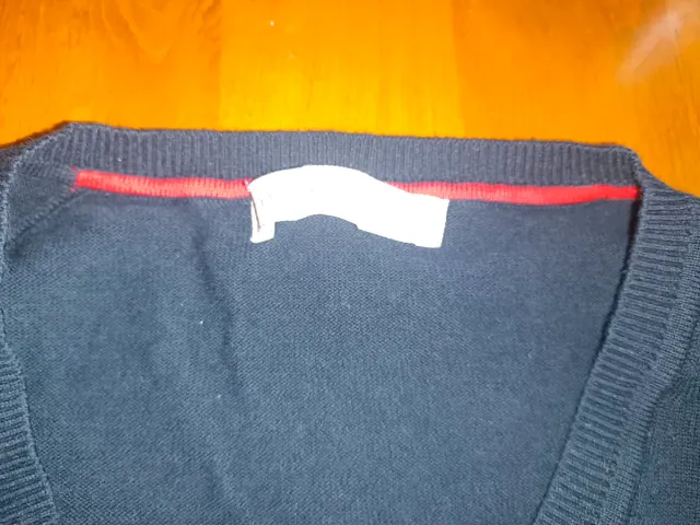 Suéter azul marino cuello pico