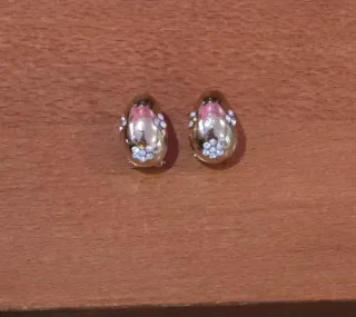 Brincos dourados com brilhantes