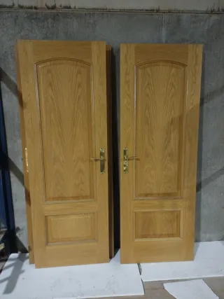 Puertas de roble con cristal sin marco.