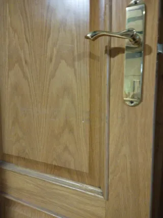 Puertas de roble con cristal sin marco.