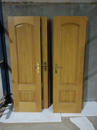 Puertas de roble con cristal sin marco.