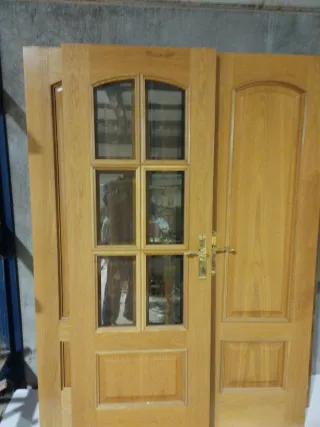 Puertas de roble con cristal sin marco.