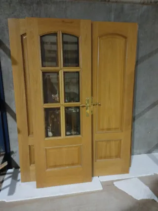 Puertas de roble con cristal sin marco.