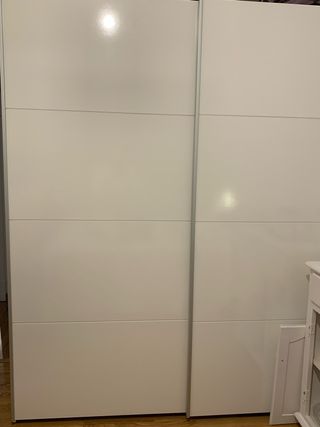 Grande armadio bianco con porte scorrevoli