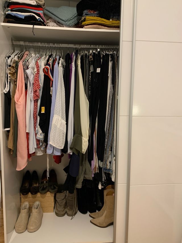 Guarda-roupa branco grande com portas de correr