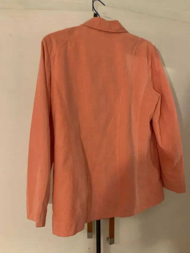 Chaqueta coral con botones