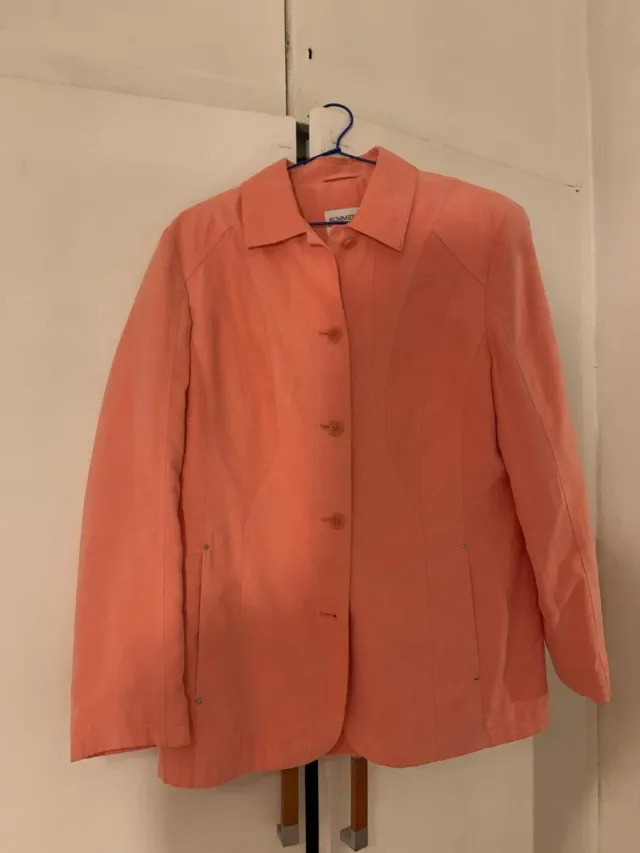 Chaqueta coral con botones