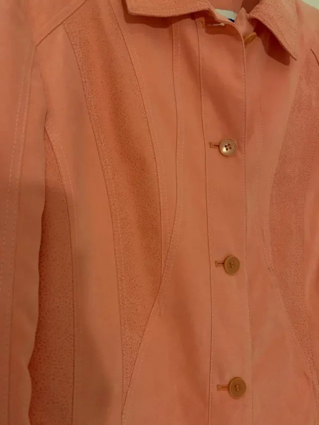 Chaqueta coral con botones