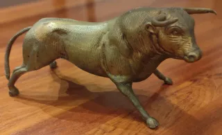 Lote Antigüedades Bronce: Toro, Radio, Reloj...