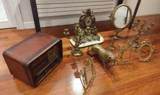 Lote Antigüedades Bronce: Toro, Radio, Reloj...