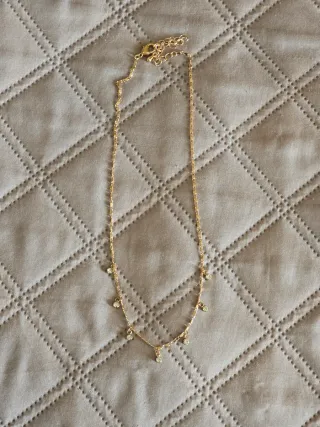 Colar dourado com brilhantes