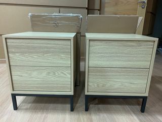 2 Mesitas de noche y cómoda de madera patas negras