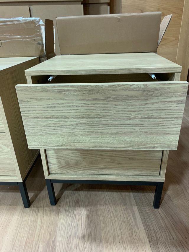 2 Mesitas de noche y cómoda de madera patas negras