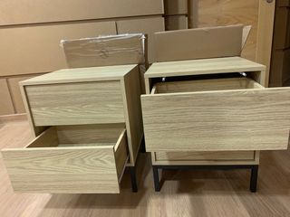 2 Mesitas de noche y cómoda de madera patas negras