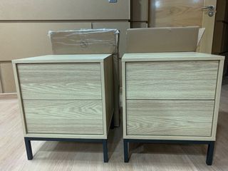 2 Mesitas de noche y cómoda de madera patas negras