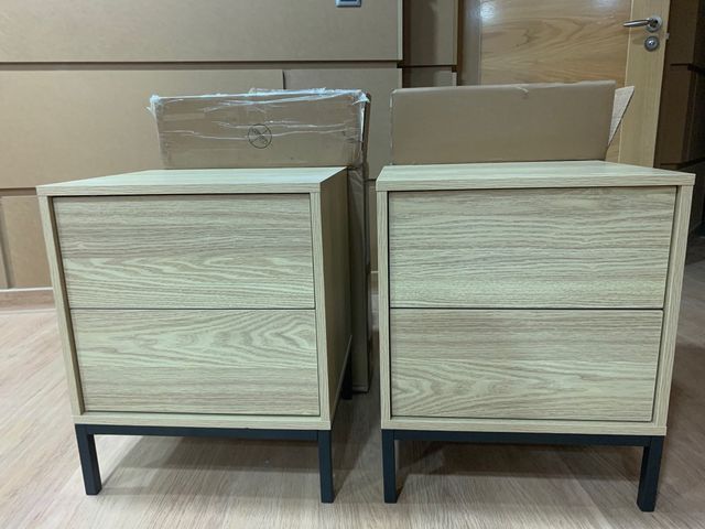 2 Mesitas de noche y cómoda de madera patas negras