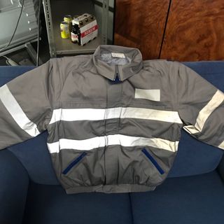 Chaqueta de invierno gris con detalles